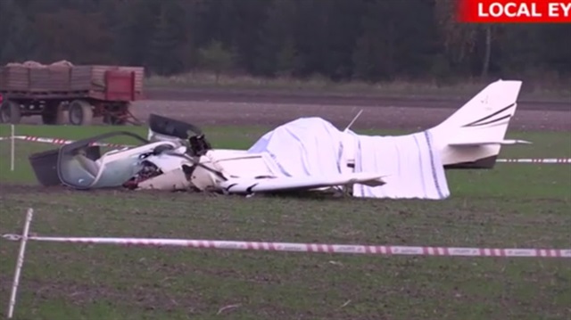 ​​Danimarka'nın Holbaek kenti yakınında bir tarlaya uçak düştü. 