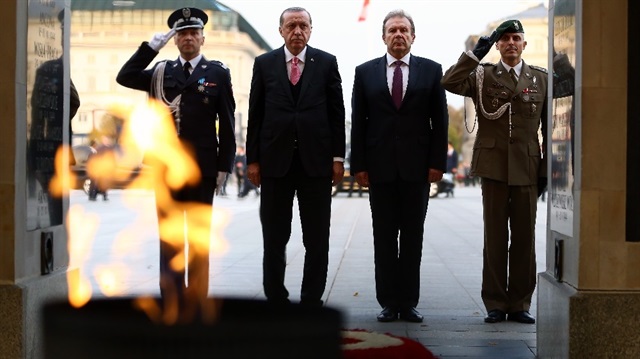 Cumhurbaşkanı Erdoğan, Varşova’da Meçhul Asker Anıtı’nı ziyaret etti
