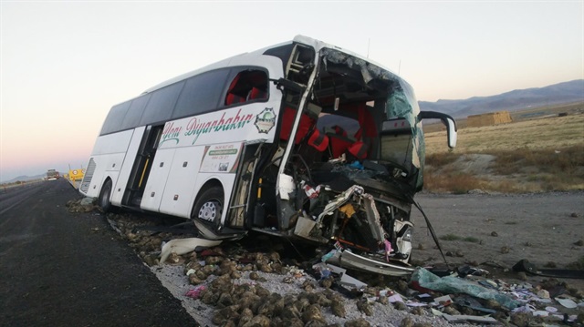 Konya'da yolcu otobüsü ile TIR'ın çarpışması sonucunda 1 kişi hayatını kaybederken 20 kişi de yaralandı. 