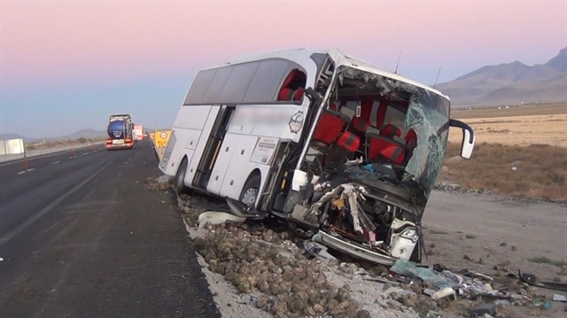 Konya'nın Karapınar ilçesinde otobüs ile kamyon çarpıştı. Kazada bir kişi öldü 20 kişi yaralandı.