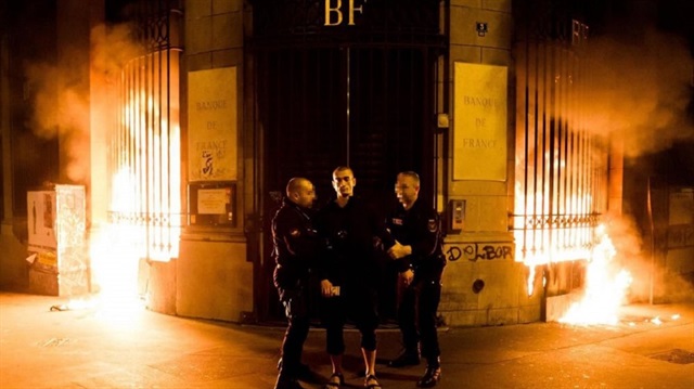 Rus muhalif Piotr Pavlenski Fransa Merkez Bankası’nı ateşe verdi. 