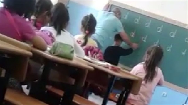 Sınıf öğretmeni 'D' harfini yazamayan öğrencine dayak atması sosyal medyada büyük tepki gördü. 
