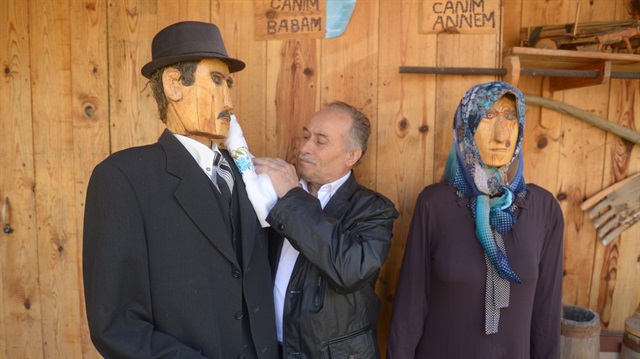 Turkish carpenter creates effigies of dead parents