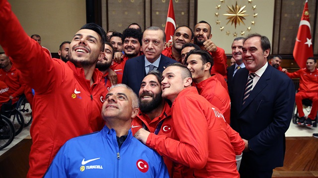 Erdoğan, Ampute Futbol A Milli Takımı ile Tekerlekli Sandalye Basketbol A Milli Takımı'nı kabul etti.