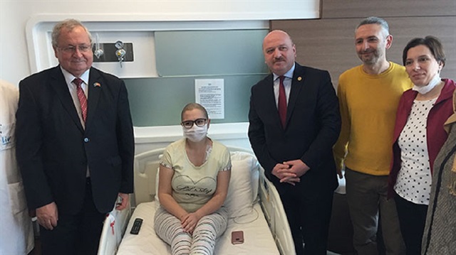 Kosovalı Manolya  Kabaşi'yi AK Parti Ordu Milletvekili Metin Gündoğdu ve Kosova Cumhuriyeti Ankara Büyükelçisi Avni Sipahi kaldığı hastanede ziyaret etti.