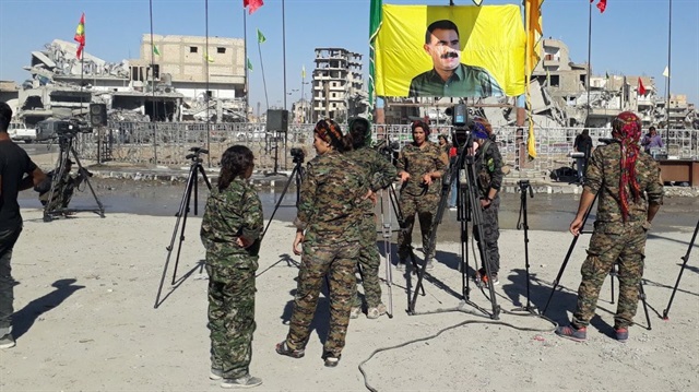 Terör örgütü PKK, teröristbaşı Abdullah Öcalan'ın posterini Rakka'ya astı. 