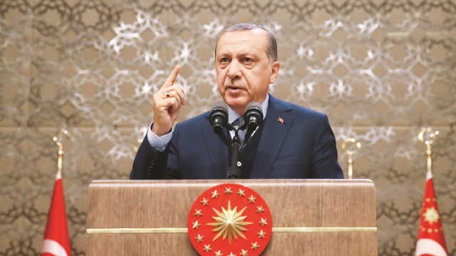 Erdoğan’ın salona girmesiyle birlikte muhtarlara dinletilen, bir Kerkük türküsü olan ve Abdurrahman Kızılay’ın seslendirdiği “Altın Hızma” türküsü sonlandırıldı. 