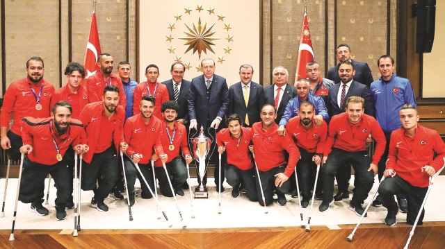 Cumhurbaşkanı Recep Tayyip Erdoğan, Avrupa Şampiyonu olan Ampute Futbol A Milli Takımı ile Tekerlekli Sandalye Basketbol A Milli Takımı'nı kabul etti.
