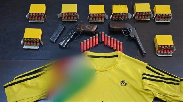 Gözaltına alınanların evlerinde yapılan aramalarda  2 adet ruhsatsız tabanca, 94 adet fişek, 1 adet sözde Kürdistan ibareli tişört ele geçirildi.