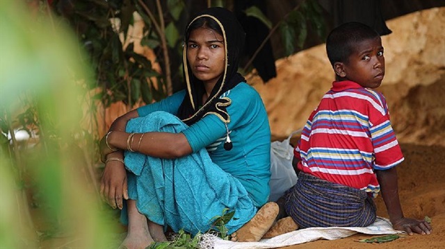 Myanmar ordusunun katliamları nedeniyle yüz binlerce Arakanlı evlerini terk etti.