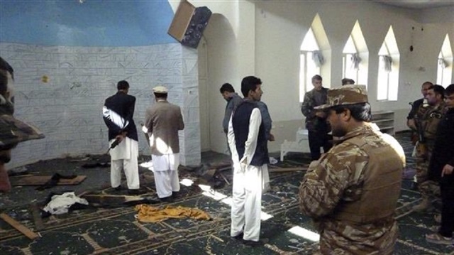 Afgan polisleri camide incelemede bulundu.