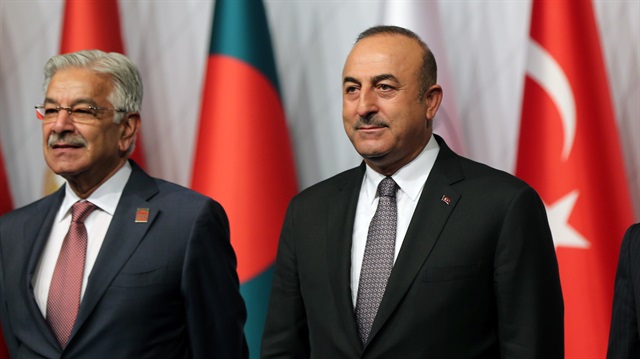 Turkish Foreign Minister Mevlut Çavusoglu and Pakistani Foreign Minister Khawaja Mohammed Asif