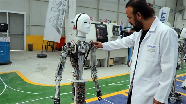 Akınsoft yazılım firmasının 20 milyon lira yatırımla Türkiye’nin ilk insansı robot fabrikasında 16 çeşit robot çeşidi üretildi.