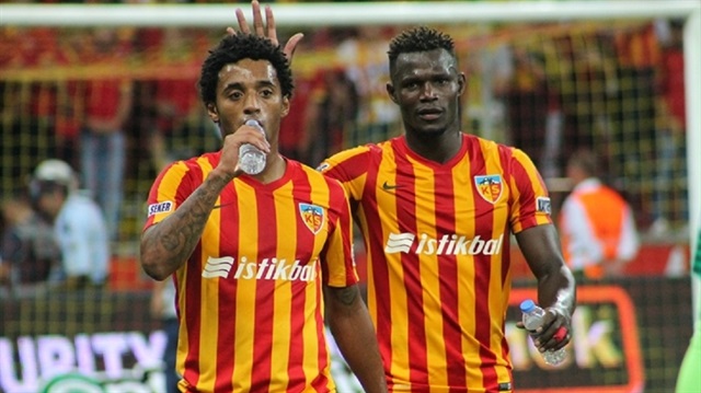 Yaz transfer döneminde transfer edilen orta saha oyuncusu Badji (sağda) Kayserispor formasıyla çıktığı 8 maçta 1 gol atarken 2 de asist yaptı. 