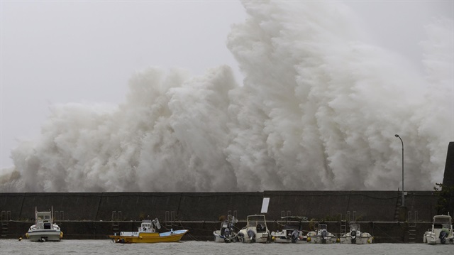 A big wave caused by a Typhoon  in Japan