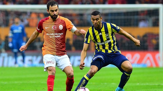 Galatasaraylı Selçuk İnan ile Fenerbahçeli Josef bir pozisyonda karşı karşıya.