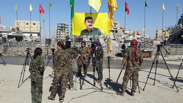 Terör örgütü PKK, teröristbaşı Abdullah Öcalan'ın posterini Rakka'ya asmıştı.
