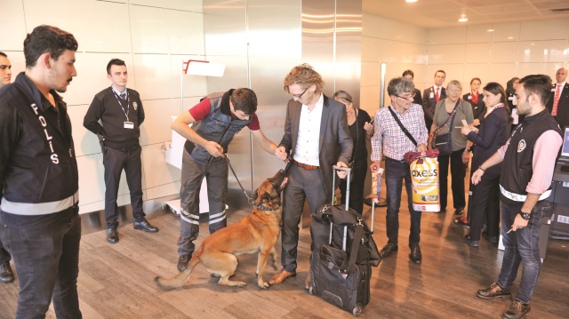 Avusturya’ya giden bu ülke vatandaşları İstanbul Atatürk Havalimanı’nda köpekli kontrole tabi tutuldu.