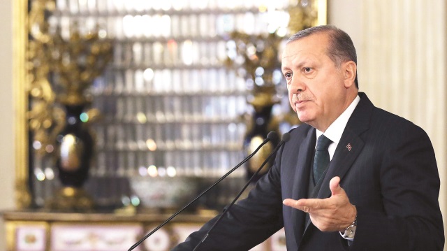 ​Cumhurbaşkanı Erdoğan, Rakka’da açılan teröristbaşı Öcalan’ın fotoğrafına sert tepki gösterdi. 