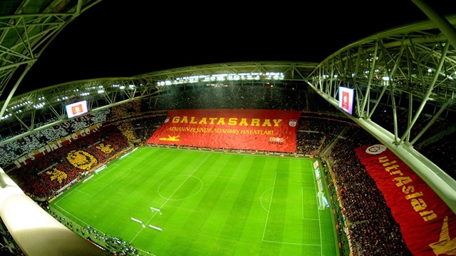 Türk Telekom Stadyumu'nda Galatasaraylı taraftarlar yeni bir koreografiye hazırlanıyor.