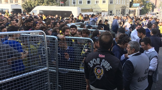 Kadıköy'de derbi gerginliği: Bir taraftar gözaltına alındı