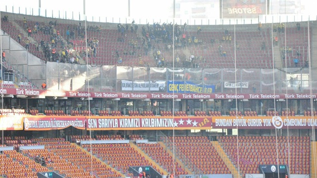 Fenerbahçeli taraftarlar Türk Telekom'da Alpaslan Dikmen pankartı açtı.