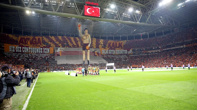 ​Derbilerde yaptıkları koregrafilerle dikkatleri çeken Galatasaraylı taraftarlar Fenerbahçe maçını da es geçmedi. 