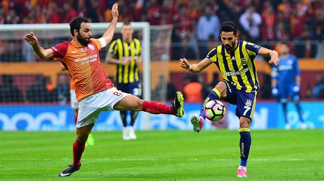 Galatasaraylı Selçuk İnan ile Fenerbahçeli Alper Potuk bir pozisyonda top mücadelesi verirken.
