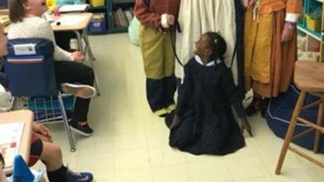 ABD'de Mitchell İlkokulu'nda siyahi küçük bir öğrenciye tasma benzeri bir cisim takıldı. 