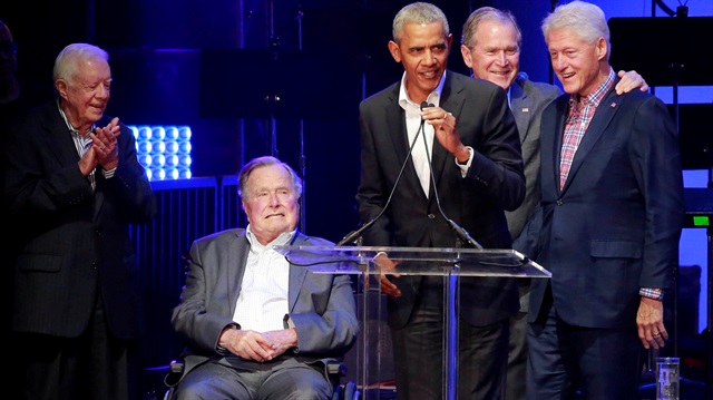 ​​ABD’nin 5 eski başkanı Jimmy Carter, George H.W. Bush, Bill Clinton, George W. Bush ve Barack Obama bir araya geldi. 