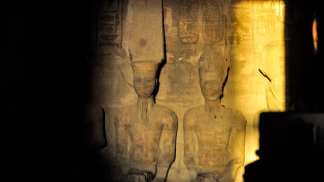 Mısır'ın güneyindeki Asvan kentinde bulunan Ebu Simbel Tapınağı'ndaki Firavun II. Ramses heykeline güneş vurdu.