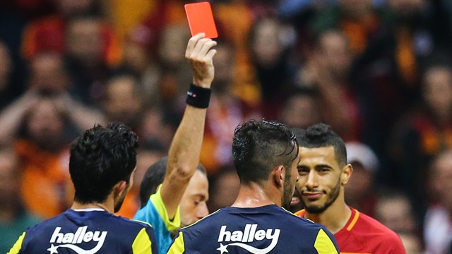 Galatasaray'ın Faslı futbolcusu Belhanda, derbide gördüğü iki sarı kartın ardından oyundan atılmıştı. 