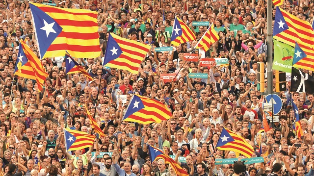 Barselona’da yarım milyona yakın bağımsızlık taraftarı, Madrid’in bölgenin özerkliğini askıya alma kararını protesto etti.
