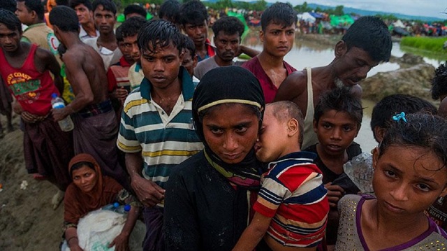Arakanlı Müslümanlar, Bangladeş sınırında bulunan nehirleri geçerek hayatta kalmaya çalışıyor.