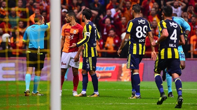 Galatasaray-Fenerbahçe derbisinde Younes Belhanda gördüğü iki sarı kartın ardından oyundan atıldı. 