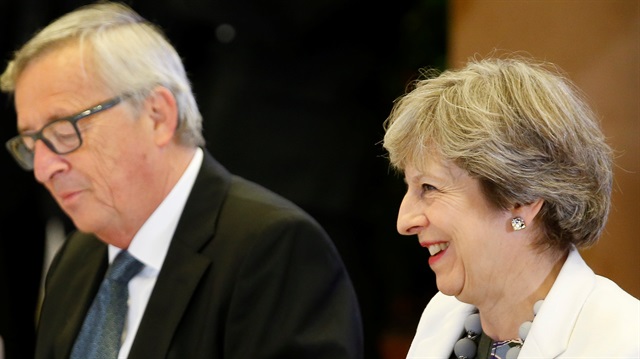 European Commission President Jean-Claude Juncker (L) and British Prime Minister Theresa May (R)
