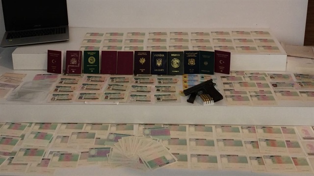 İstanbul'da "göçmen kaçakçılığı" operasyonunda 9 ülkeye ait sahte vizeler ele geçirildi. 