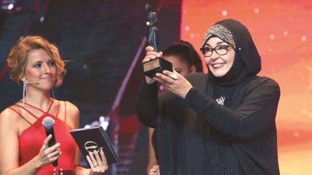 Sinema sanatçısı Necla Nazır, ödülünü şehitlere ithaf etti. 