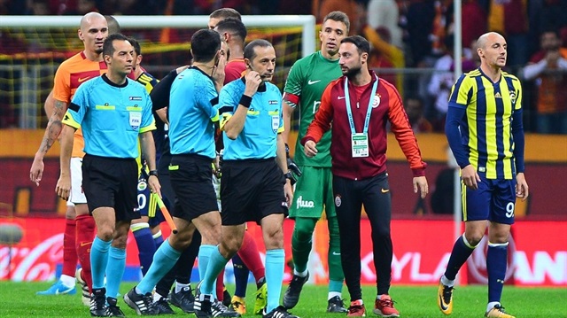 Cüneyt Çakır, Galatasaray ile Fenerbahçe'nin 0-0 berabere kaldığı maçtaki yönetimiyle büyük eleştiri aldı.