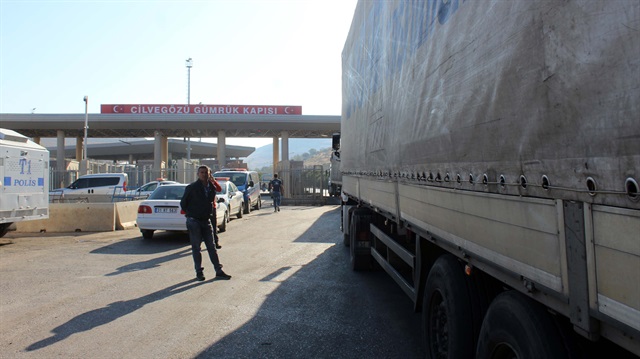 الهلال الأحمر التركي يرسل 11 شاحنة مساعدات إلى إدلب السورية