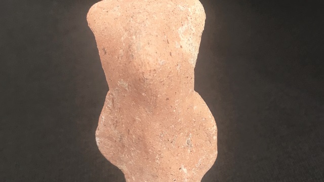 5 santim boyundaki pişirilmiş topraktan yapılma ve günümüzden 8 bin yıl öncesine tarihlenen ayı heykelciği