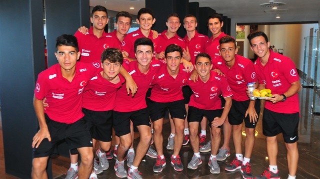Galatasaray altyapısında dikkat çeken bir performans sergileyen Ali Ülgen, genç milli takımlarda da forma giyiyor. (En solda)