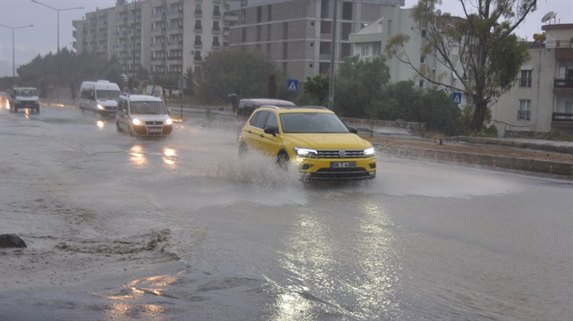Aydın'da meydana gelen sağanak yağışın ardından sürücüler zor anlar yaşadı. 
