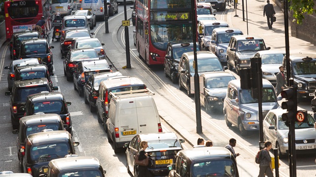 Avrupa'daki en fazla trafiğin bulunduğu kentler arasında Londra'yı, direksiyon başında geçirilen sürede 74 saatle Belçika ve 65 saatle Köln takip ediyor. Trafiğin yüzde 30'una Londra'da park yeri arayan şoförlerin sebep olduğu biliniyor.