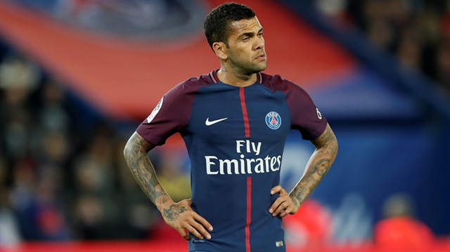 Kariyerinde Sevilla, Barcelona ve Juventus gibi takımlarda forma giyen Alves, şu an Paris Saint-Germain'de oynuyor.