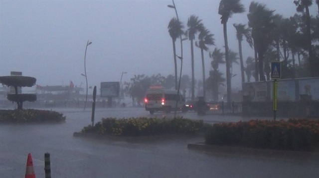 Meteoroloji Genel Müdürlüğünden denizlerde fırtına uyarısı yapıldı. 