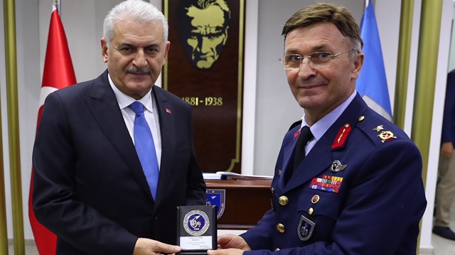 Başbakan Yıldırım'ı üsse gelişinde Hava Kuvvetleri Komutanı Hava Orgeneral Hasan Küçükakyüz ve İzmir Valisi Erol Ayyıldız karşıladı.