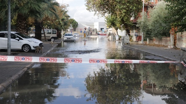İzmir'de sağanak yağış etkili oldu. Yağmur suyuyla dolan altgeçit ve bağlantı yolları trafiğe kapatıldı. 