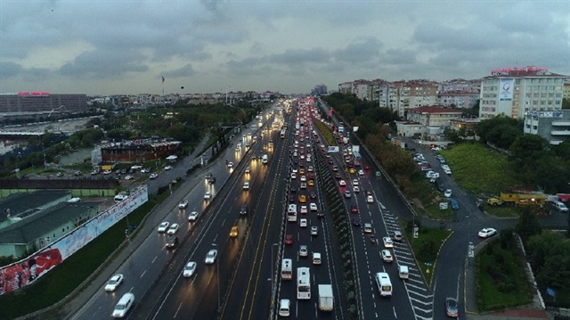 İstanbul'da yağış nedeniyle yoğun trafik yaşanıyor.