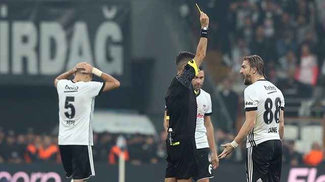 Caner Erkin, Başakşehir maçında gördüğü sarı kartın ardından hakem Mete Kalkavan'a tepki göstermişti.